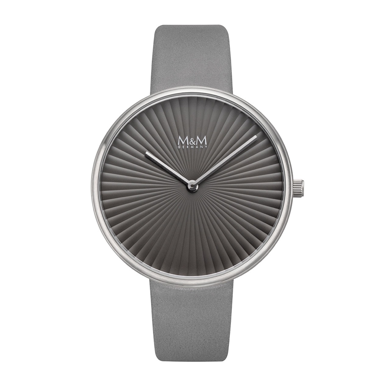 Dit M&M horloge is een dameshorloge. De diameter van de kast is 43 mm. De kast is zilver van kleur. De band is gemaakt van leer en is grijs van kleur. Het glas van het horloge is gemaakt van gehard mineraal. De waterdichtheid is 3 ATM.