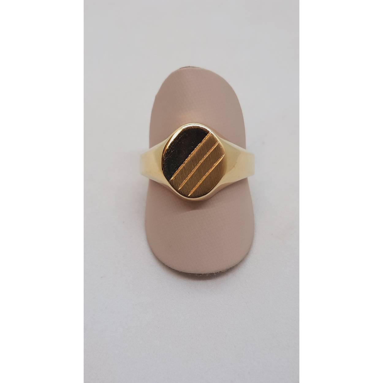 De gouden herenring met modelnummer BREA-JOY-0004024 is een zegelring van 14-karaats goud. Het heeft een glanzende afwerking en een ringmaat van 58. Deze ring straalt luxe uit met zijn goudkleur. Draag deze stijlvolle ring op formele gelegenheden of als een dagelijks statement accessoire om je outfit te verrijken.