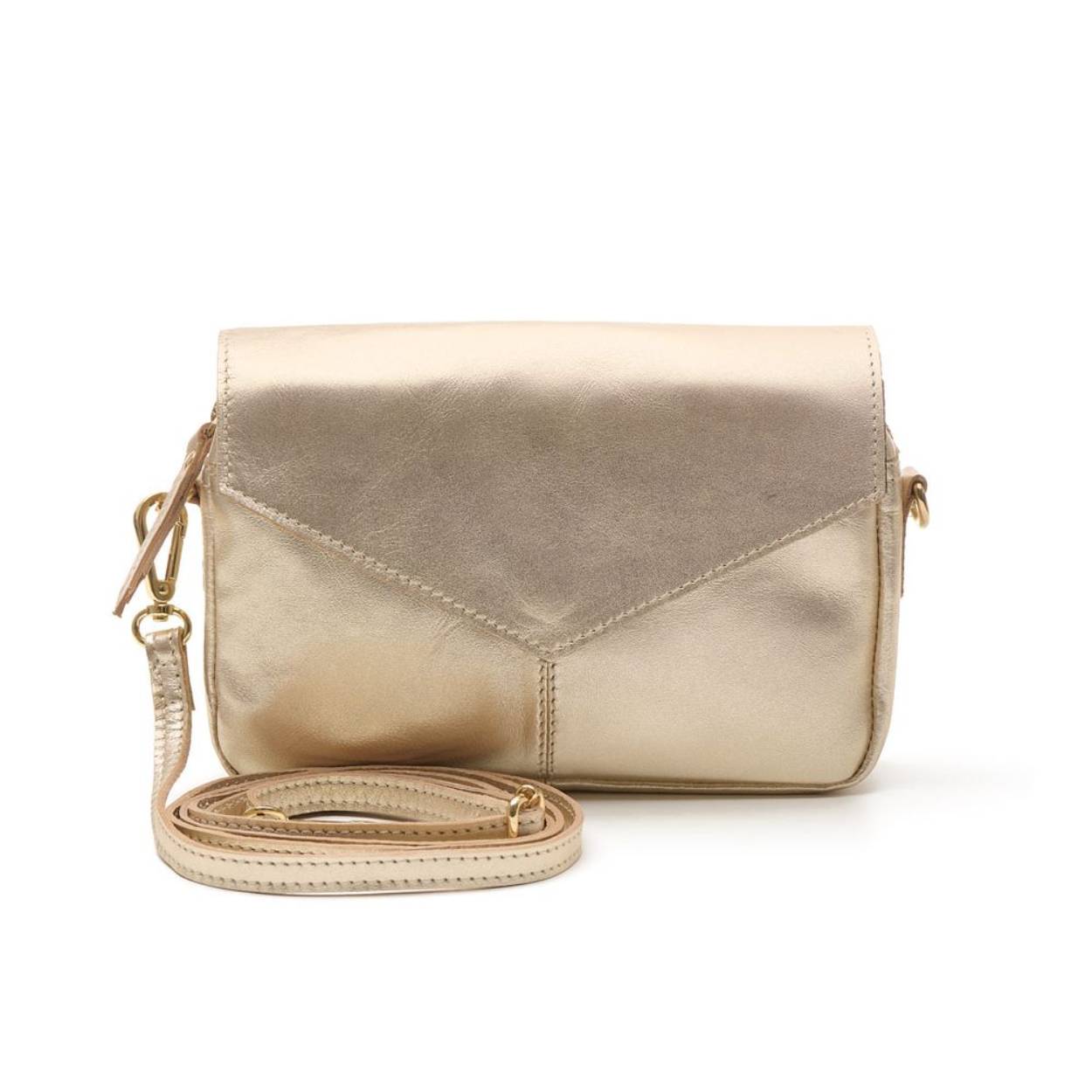 Ga stijlvol op pad met onze Rio Romy schoudertas dames! Deze dames schoudertas is gemaakt van stevig, soepel leer en heeft een opvallende envelop flap met croco print. De metallics hebben een effen klep. Met de Rio Romy dames schoudertas zijn al je kostbare items veilig: naast de envelopflap met magneetsluiting wordt de tas afgesloten met een rits. Aan de binnenzijde zit een extra zijvak met rits, bijvoorbeeld voor bankpasjes of muntgeld. De dames schoudertas van leer wordt geleverd met een lange, verstelbare band, welke ook nog eens afneembaar is. Onze lederen dames schoudertas is onderdeel van de &ldquo;firm ox bags&rdquo; serie. Deze serie kenmerkt zich door volnerf: dit is een stevig en tegelijkertijd soepel leer. Onze producten worden met zorg op een plantaardige manier gelooid en gekleurd, zonder het gebruik van schadelijke stoffen. 