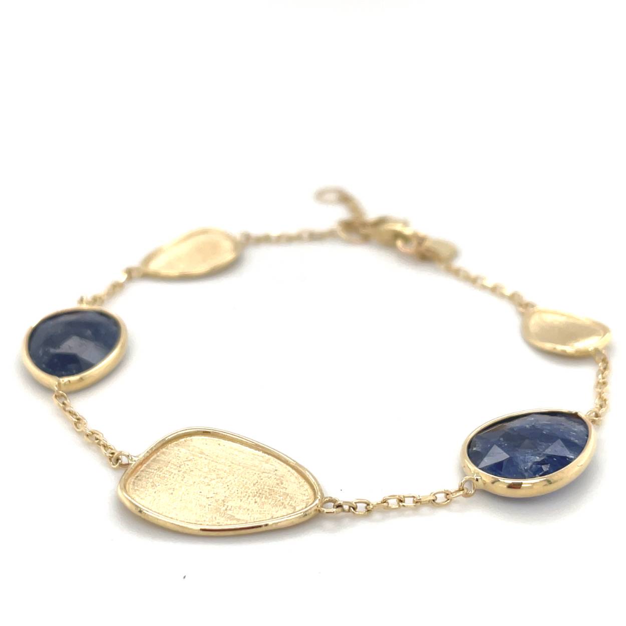 14 karaat geelgouden armband met saffier.
Lengte 19cm met een extra tussen oog op 17cm.