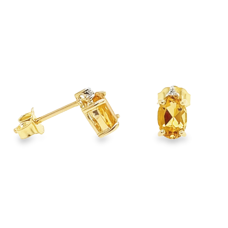 Deze geel gouden oorstekers hebben ieder een Citrien gezet tussen vier zetpoten met daar boven een diamantje. Deze oorstekers hebben een subtiele uitstraling en hebben een prachtige kleur.