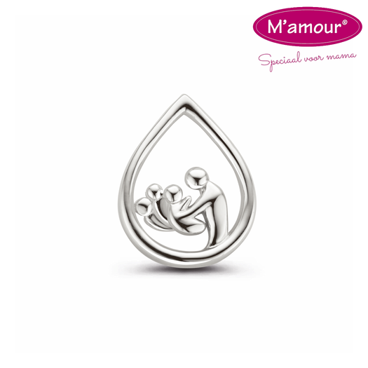 M’amour toont de liefdevolle band tussen moeder en kind. De hangers zijn verkrijgbaar in zilver (925) & goud (14 krt.). Diverse hangers zijn bezet met glinsterende zirkonia's of een fonkelende diamant. Vanaf het moment dat een baby is geboren, tot het moment dat de moeder zelf oma wordt: ieder moment in het leven is een moment om je liefde aan je moeder te tonen. Niet alleen voor een jonge moeder, maar ook voor moeders met schoolgaande kinderen of moeders die al inmiddels oma zijn, je liefde voor je moeder toon je met M'amour.