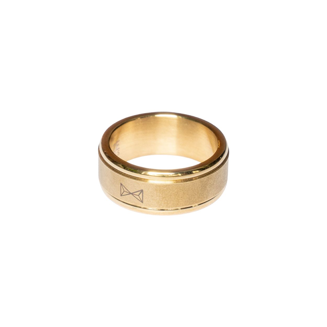 Deze ring is van het merk AZE Jewels. Het is een herensieraad gemaakt van edelstaal. De ring is goud van kleur.