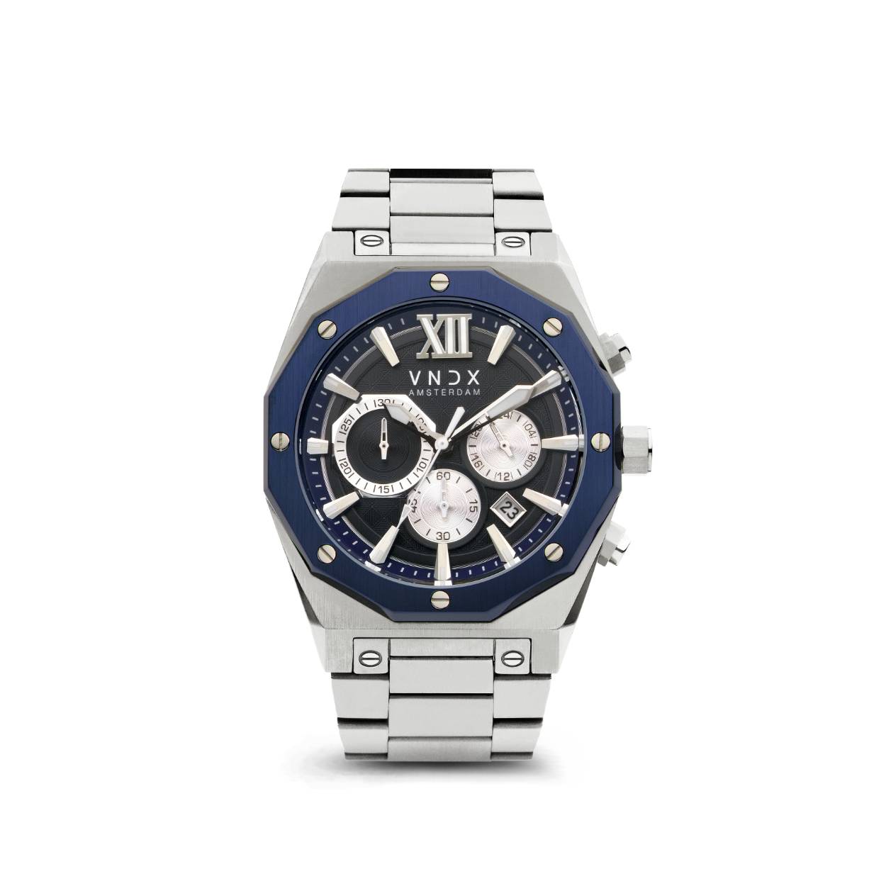 Dit horloge is hét model voor de stijlvolle man! De combinatie van het elegante zilver met de frisse blauwe wijzerplaat creëert een genot om te dragen. Het zilver en blauw zorgt voor een stijl die aansluit op iedere outfit. Dit horloge is als Wise Man te dragen tijdens zakelijke momenten, maar miststaat zeker niet bij Rebelse weekenden.