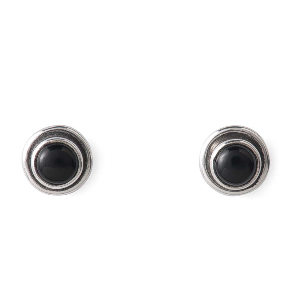 Deze zilveren Rabinovich oorknopjes met onyx zijn echte klassiekers. 25205033. Rabinovich sieraden kenmerken zich door de prachtige eenvoudige en stijlvolle ontwerpen. Rabinovich is een klassiek en persoonlijk Deens sieradenmerk en onderscheidt zich door gebruik te maken van echte edelstenen in combinatie met zilver, verguld zilver en zilver met gouden elementen. Daarbij wordt er gebruik gemaakt van strakke en ronde vormen en verschillende kleuren parels en stenen. Het zilver wordt op dusdanige manieren gebruikt dat het niet alleen de bekende glanzende zilverkleur heeft, er wordt ook veelvuldig gebruik gemaakt van geoxideerd zilver wat de prachtige vaak wat wat meer matte zwart zilveren kleur oplevert. De passie van Rabinovich? Dromen vastleggen, gedachten te grijpen en beide omzetten in mooie en vrouwelijke sieraden. Let op: Deze zuivere, natuurlijke materialen zijn volstrekt uniek. Ze verschillen in kleur en hebben unieke insluitsels en kenmerken waaraan hun ouderdom en natuurlijke schoonheid te zien zijn.