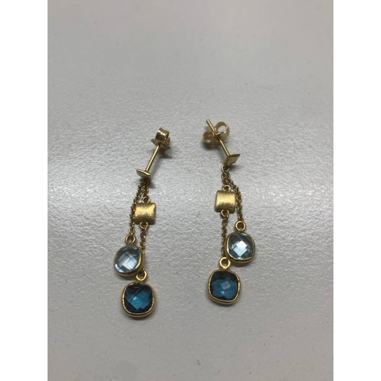 18 Karaat geel gouden oorhangers topaas aquamarijn lengte ong 3 cm
3.06 gram