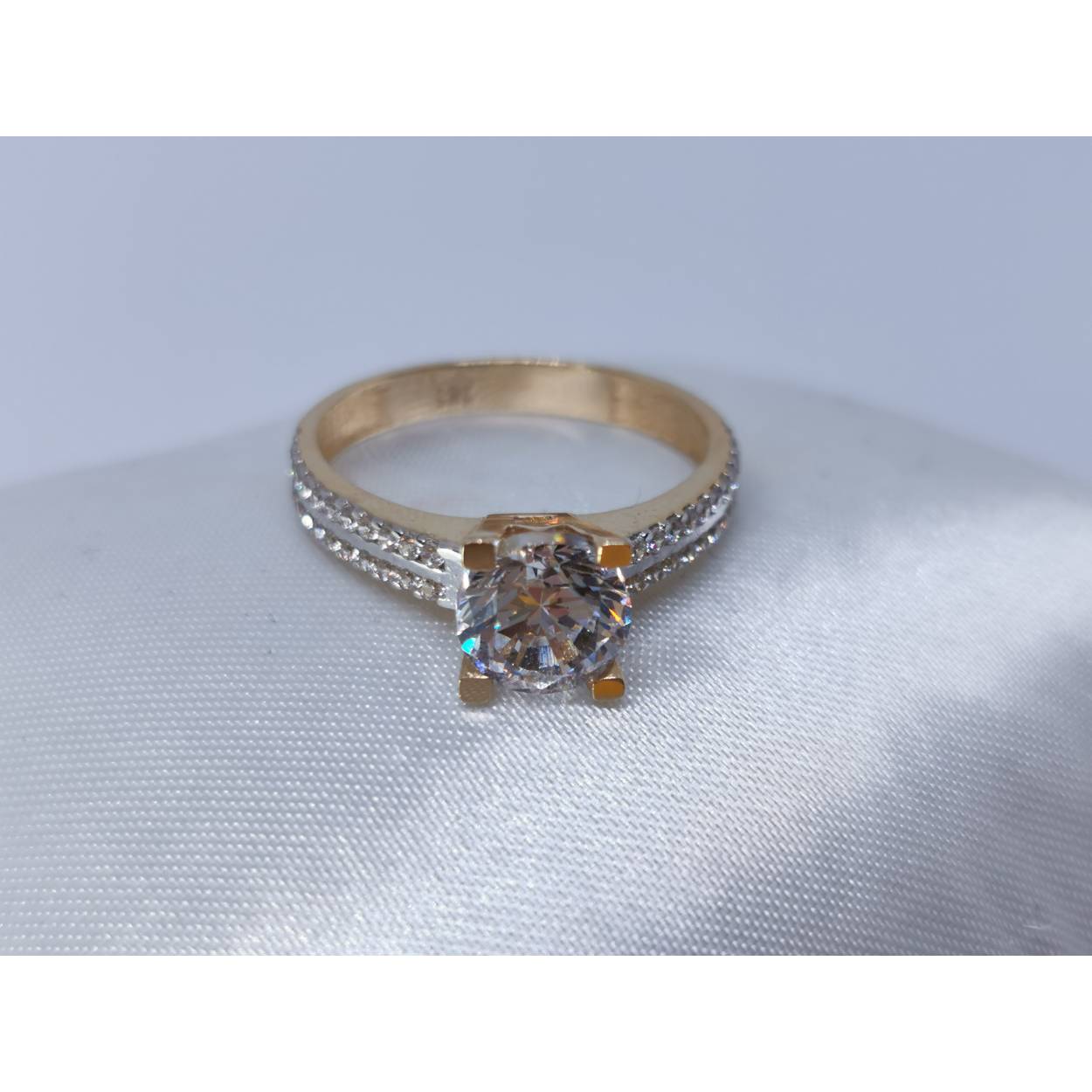 14 karaat gouden solitaire ring. Chaton zetting met briljant geslepen Zirkonia. Wit gouden dubbele rail zetting met Zirkonia.