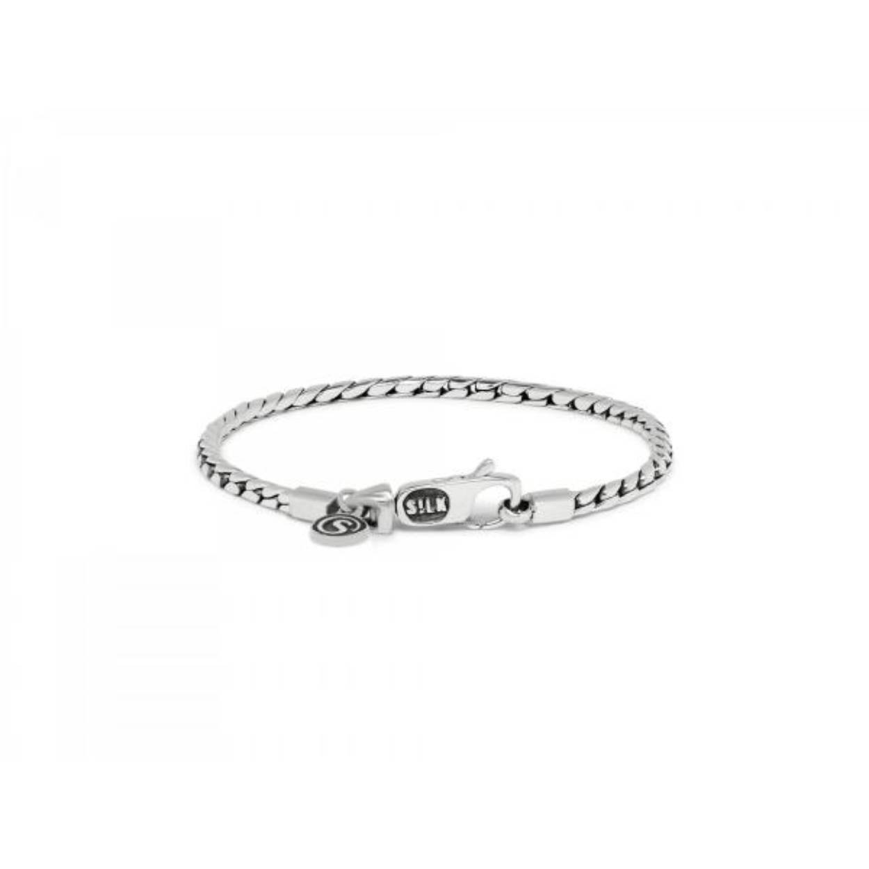 Dit zeer smalle fijn gevlochten armbandje heeft een speels karabijnsluitinkje. 