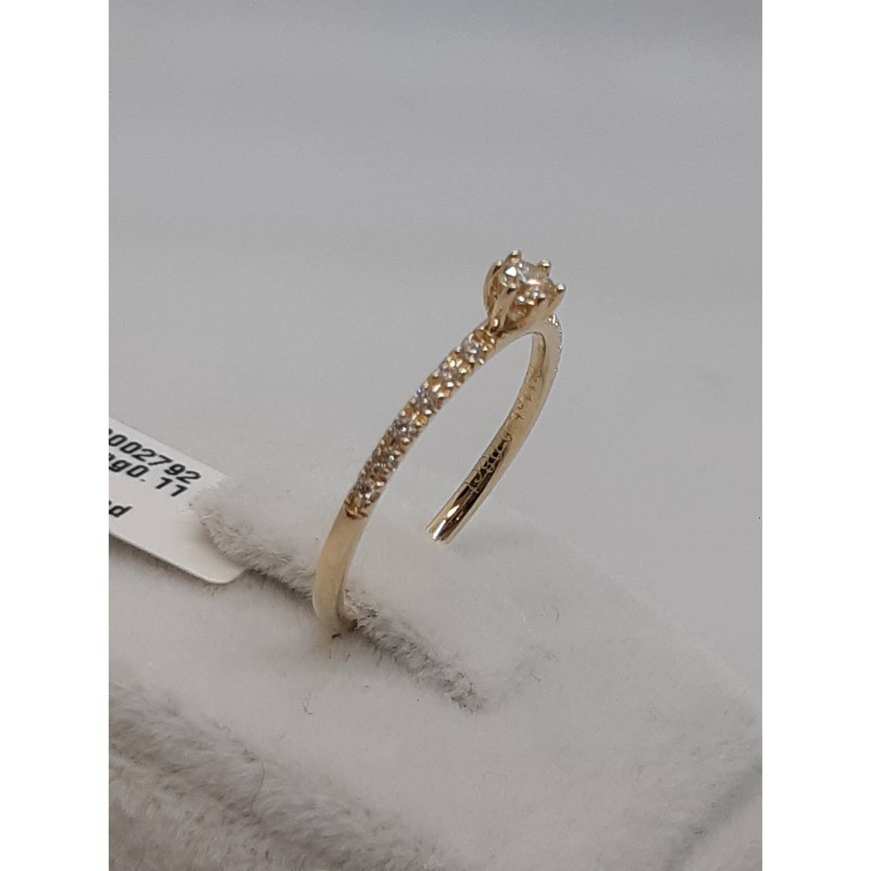De Diamanten Verlovingsring, modelnummer BREA-0002792, is een prachtige gouden ring met een glanzende afwerking. Hij bevat 13 ronde diamanten van 0,019 karaat met een SI1 zuiverheid en F-kleur. De ring is goudkleurig en gemaakt van 14 karaat goud. Draag deze elegante ring dagelijks voor een vleugje luxe en verfijning. Ringmaat: 54.