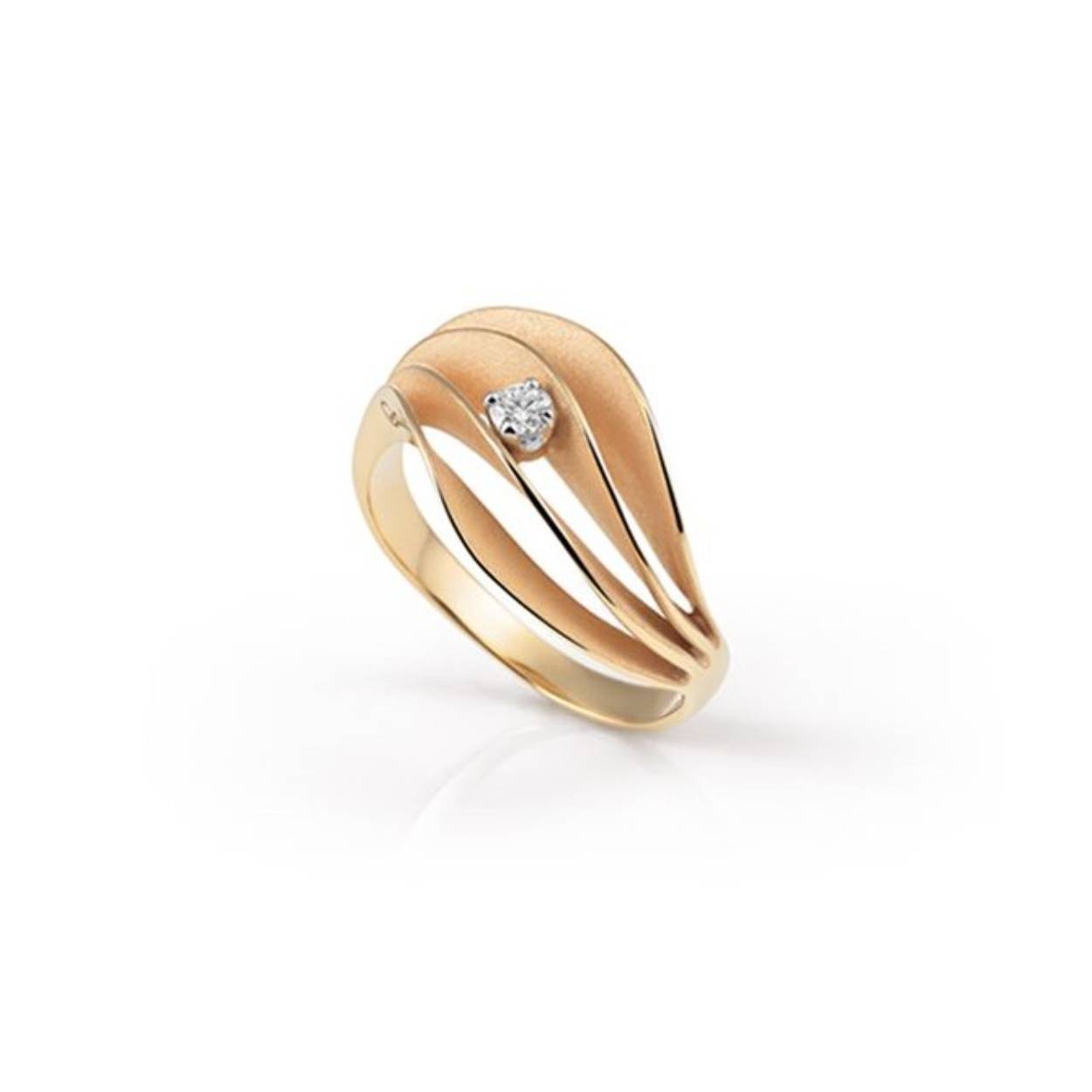 Deze prachtige, golvende ring van Velaa Star is vervaardigd in 18kt rosegoud en afgewerkt met een fonkelende briljant.

Velaa Star Series Ring, 18Kt Orange Apricot Gold with Diamond

Dia ct. 0.08