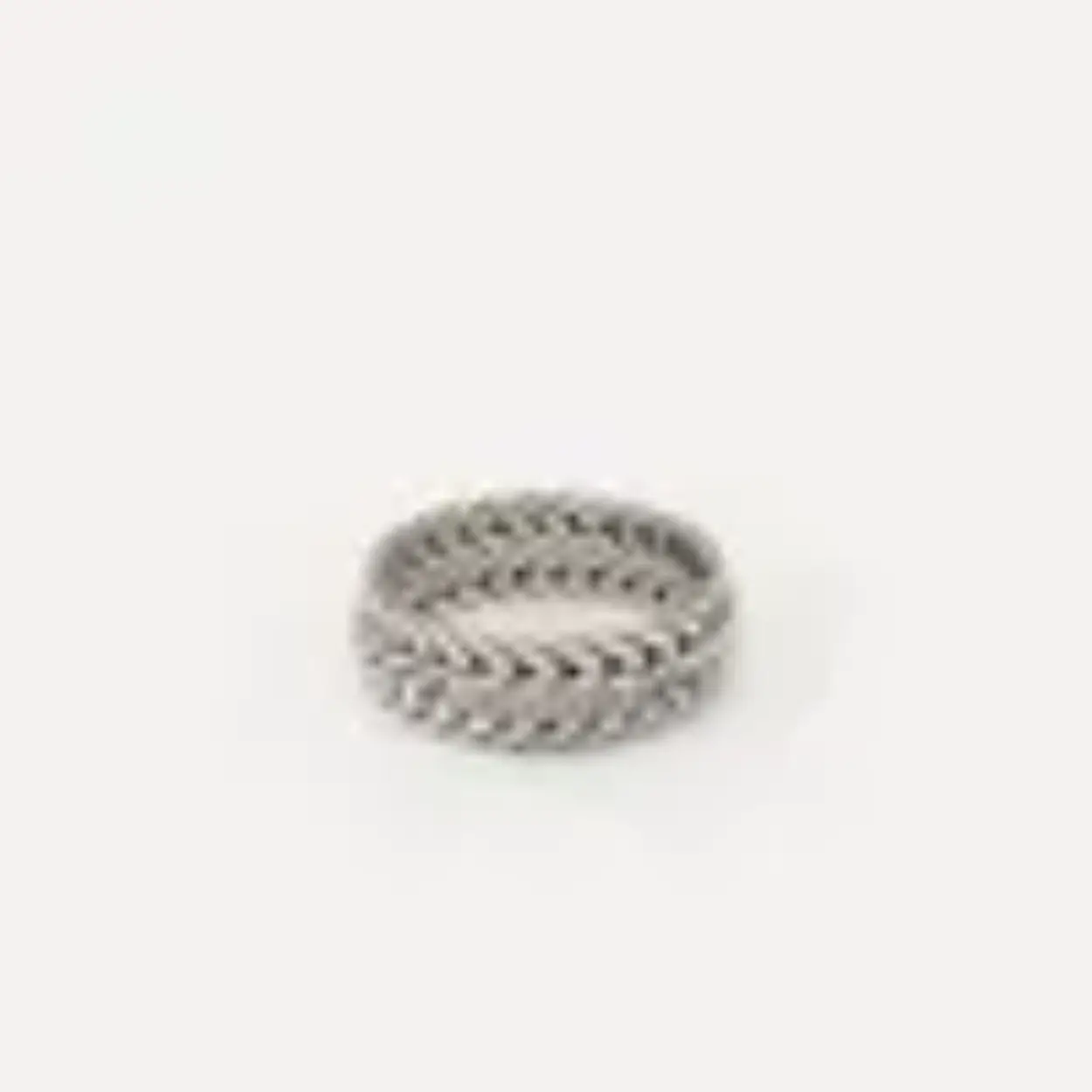Omarm deze prachtige ring die past bij onze Ellen/Nurul mix armband. Handgemaakt met precisie, laat deze ring een nieuwe weeftechniek zien geïnspireerd op twee tijdloze klassiekers: Nurul en Ellen. De rijke en verfijnde structuur van de ring weerspiegelt de naadloze vermenging van deze iconische ontwerpen. Maak je look compleet met de bijpassende zilveren of lederen armband en omarm de kracht van onze sieraden, die jouw eigen unieke stijl weerspiegelen.