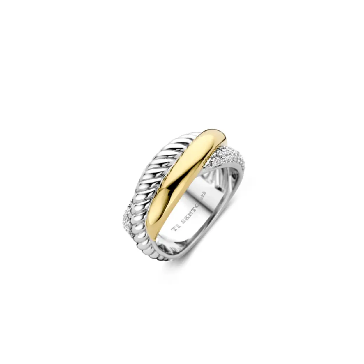 Laat je verleiden door de betoverende combinatie van texturen en metalen met deze TI SENTO vergulde zilveren ring 1973ZY. Dit gedurfde sieraad heeft drie met elkaar verweven ringen: één is verguld met glanzend geel goud, wat een warm contrast creëert met het koele zilver van de andere twee ringen. Een andere ring heeft een gedraaid ontwerp, wat een vleugje dynamiek toevoegt, en de derde ring is versierd met een fonkelende pavé van witte cubic zirconia stenen, wat een vleugje weelderige schittering aan het stuk toevoegt. Gemaakt van 925 sterling zilver en verguld met platina voor blijvende schittering, is deze ring een bewijs van moderne luxe. Het complexe ontwerp en de opvallende combinatie van materialen maken het een echt statement stuk. Voeg wat flair toe aan je dagelijkse look met dit gedurfde accessoire. Vakkundig vervaardigd voor gevoelige huiden, zorgt deze nikkelvrije en hypoallergene ring voor blijvend comfort en kwaliteit.

