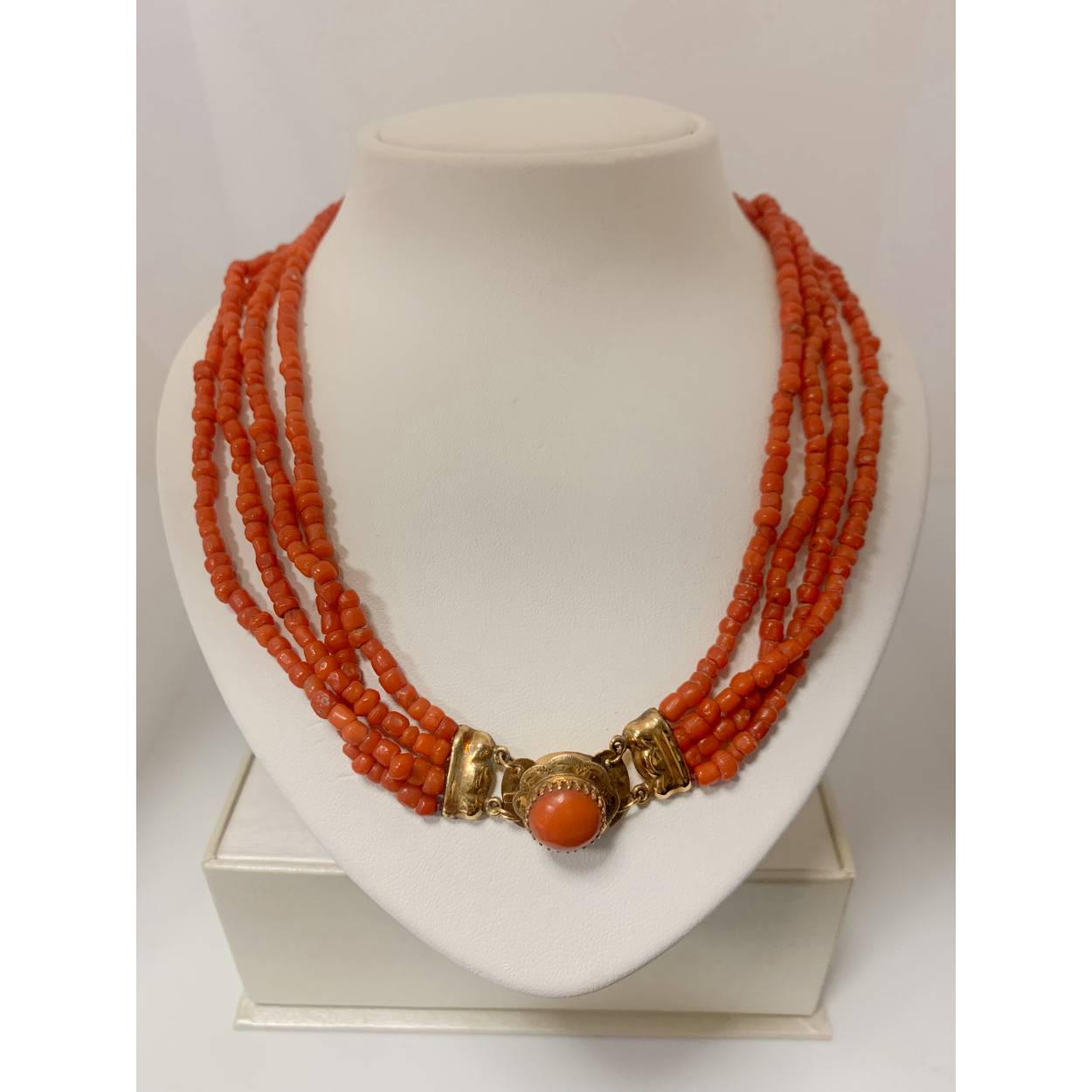 VINTAGE bloedkoraal collier met 14k gouden sluiting