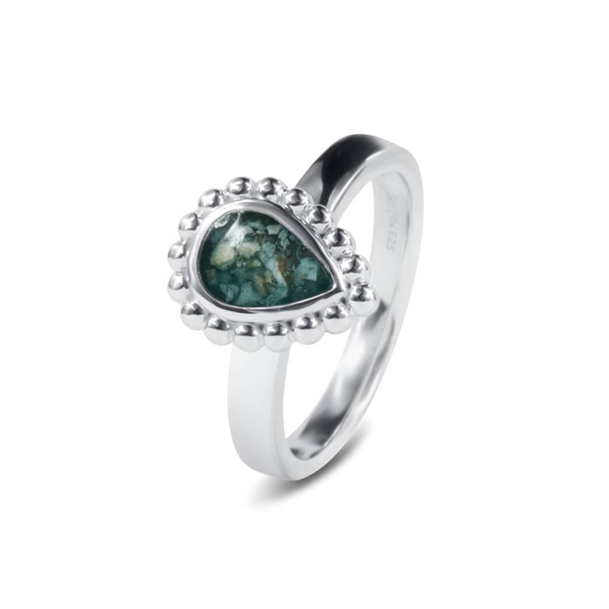 Zilveren ring met een druppelvormige askamer op maat 54. Dit gedenksieraad wordt door ons, desgewenst in uw bijzijn, gevuld met een vulling van hars en as. Ook de kleur wordt dan in samenspraak met u samengesteld. 