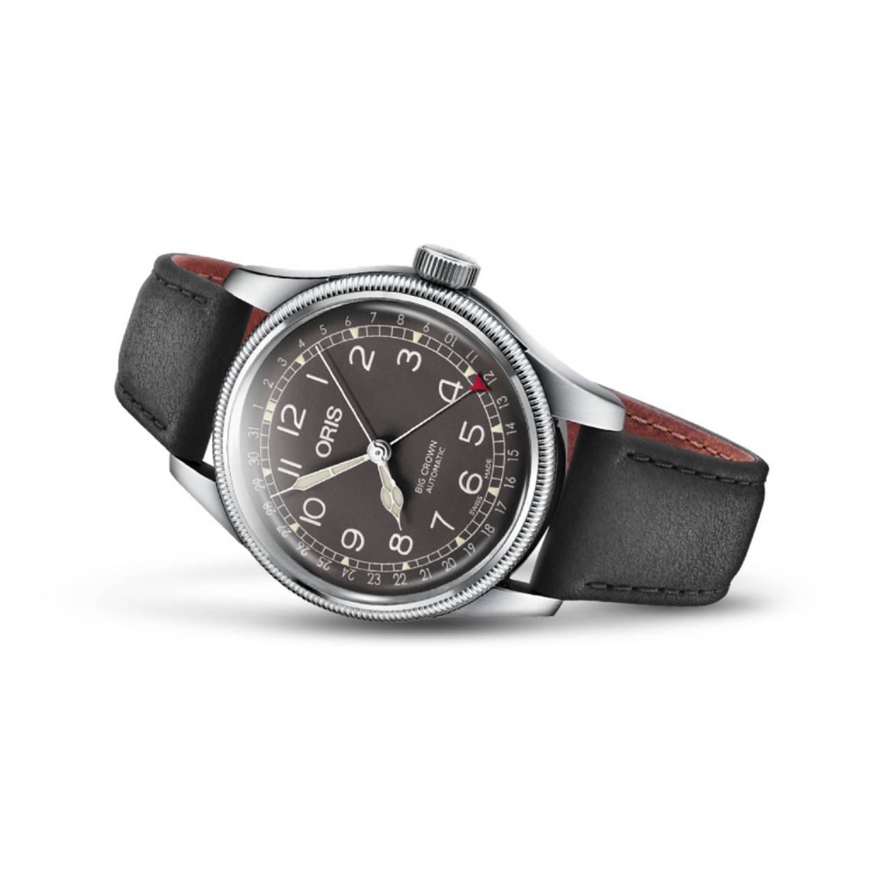 **Oris Big Crown Pointer Date – Ref. 01 754 7741 4064-07 5 20 65**

De Oris Big Crown Pointer Date is een stijlvol herenhorloge met een vintage uitstraling, geïnspireerd op Oris’ luchtvaartverleden sinds 1938. De 40 mm roestvrijstalen kast, kastanjebruine wijzerplaat en iconische datumaanduiding met centrale wijzer geven het horloge een klassieke en herkenbare look. Het automatische Oris 754 uurwerk biedt een gangreserve van 38 uur, terwijl het koepelvormige saffierglas en de zwarte lederen band zorgen voor comfort en duurzaamheid. Perfect voor de man die houdt van traditioneel design met een modern mechanisch hart.

**Belangrijkste kenmerken:**

* Automatisch Oris 754 kaliber
* 40 mm roestvrijstalen kast
* Pointer date-functie met centrale wijzer
* Kastanjebruine wijzerplaat met Super-LumiNova
* Saffierglas met antireflectiecoating
* Zwarte lederen band
* Waterbestendig tot 50 meter
