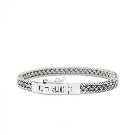 Deze zilveren Silk armband komt uit de Mesh collectie.
De maat van de armband is 19cm.