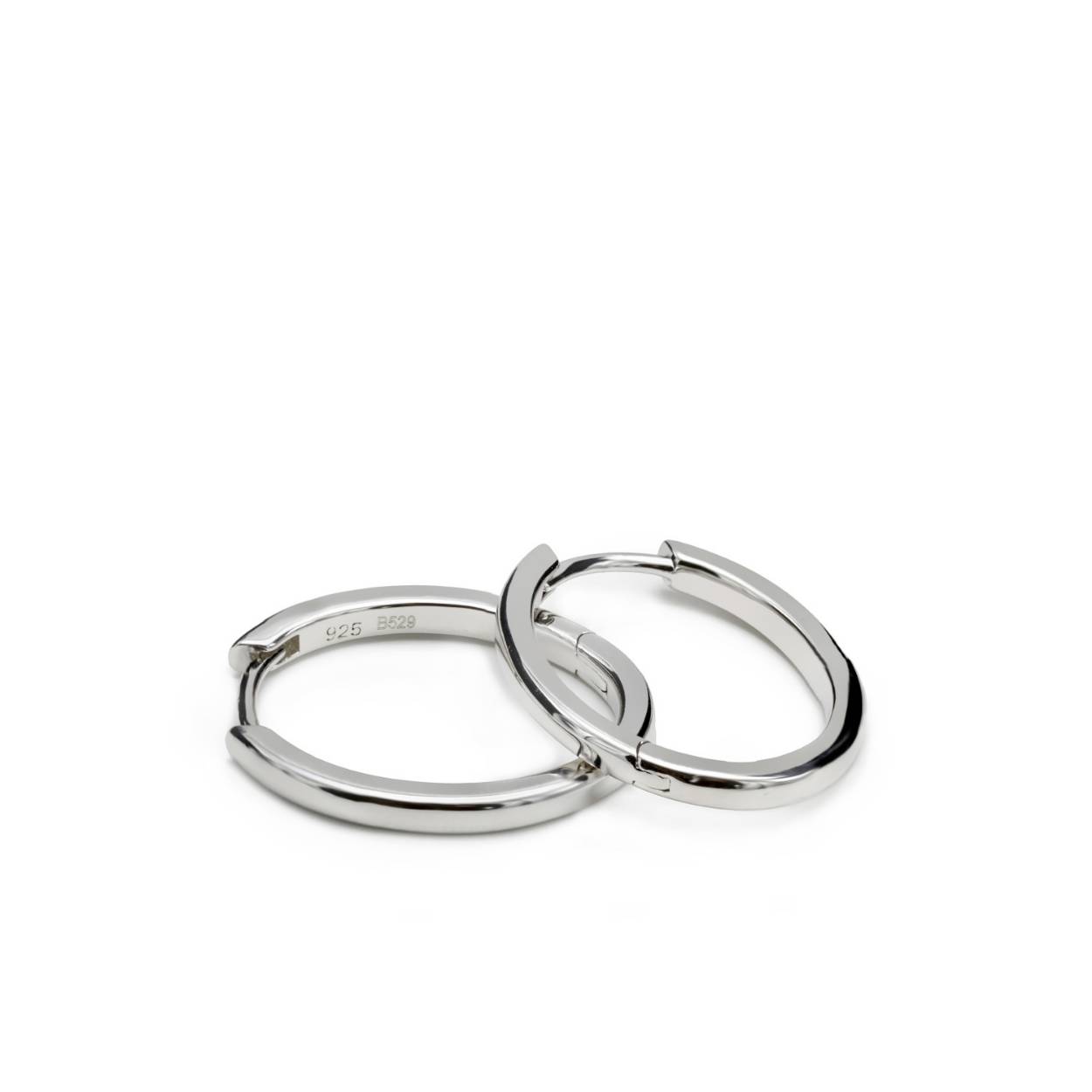Silver hoop earrings oval design. A simple design, ideal to complement your everyday looks and also with your most elegant looks. Silver hoop earrings in oval shape. Perfect to combine with other jewelry from our collection, you will fall in love with them!