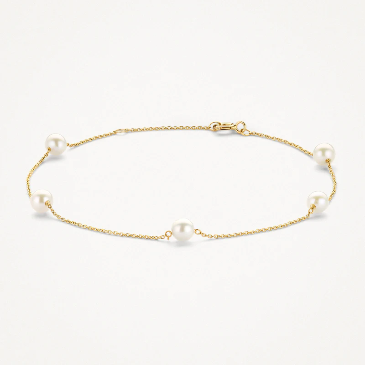 Deze verfijnde 14k geelgouden armband met ankerschakels en pareltjes heeft een veerringsluiting en een maximale lengte van 18,5 cm. Draag deze armband op zichzelf of combineer hem met ander sieraden met parels uit onze collectie.