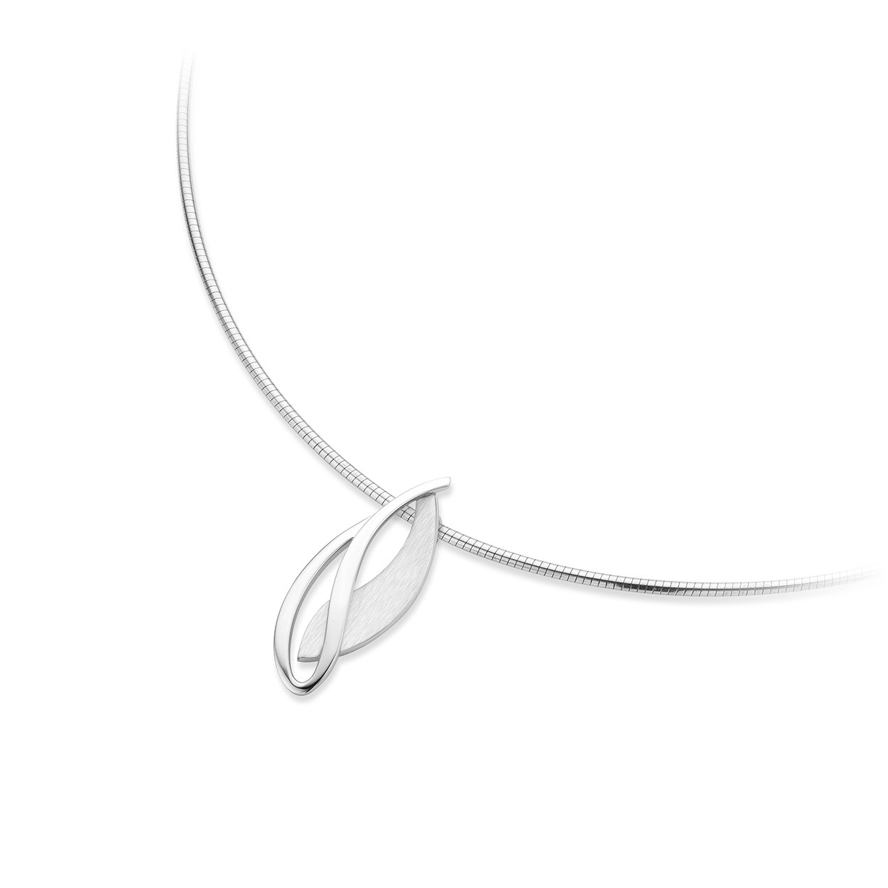 De gerhodineerd zilveren hanger is exclusief collier