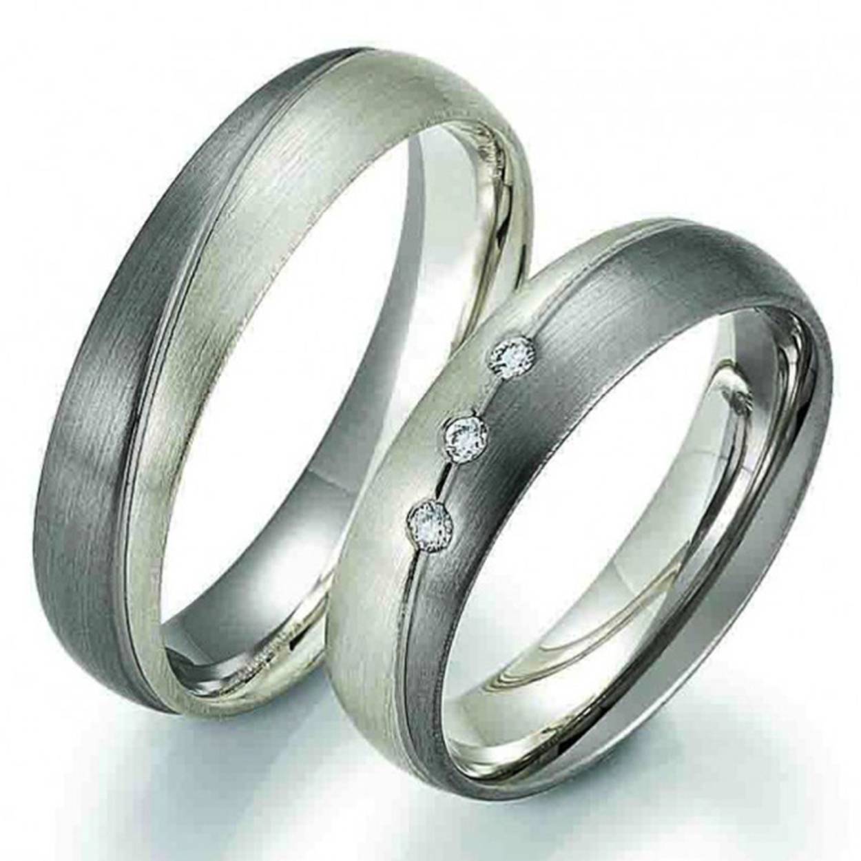 9 karaat witgoud/palladium trouwringen. Mat 5 mm breed. De damesring is gezet met totaal 0.045 ct briljant 3steens
De prijs is op aanvraag