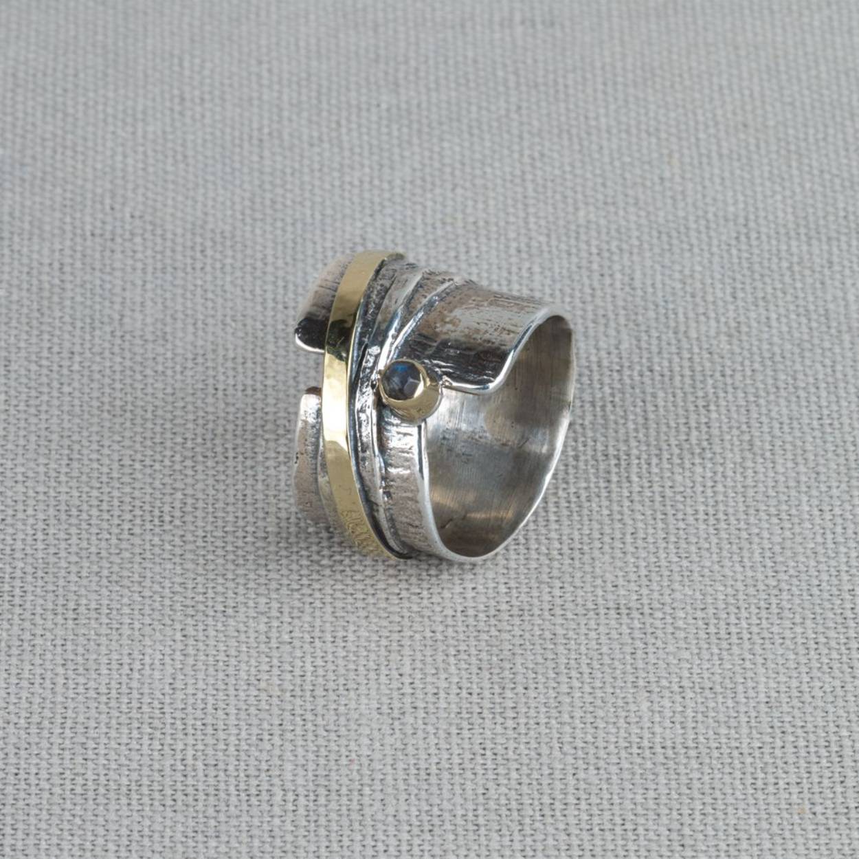 Ring gemaakt van 925 geoxideerd sterling zilver in combinatie met 9 karaat en de edelsteen Labradoriet. Labradoriet is een magische, beschermende en spirituele steen. Combineer met andere sieraden met deze edelsteen.