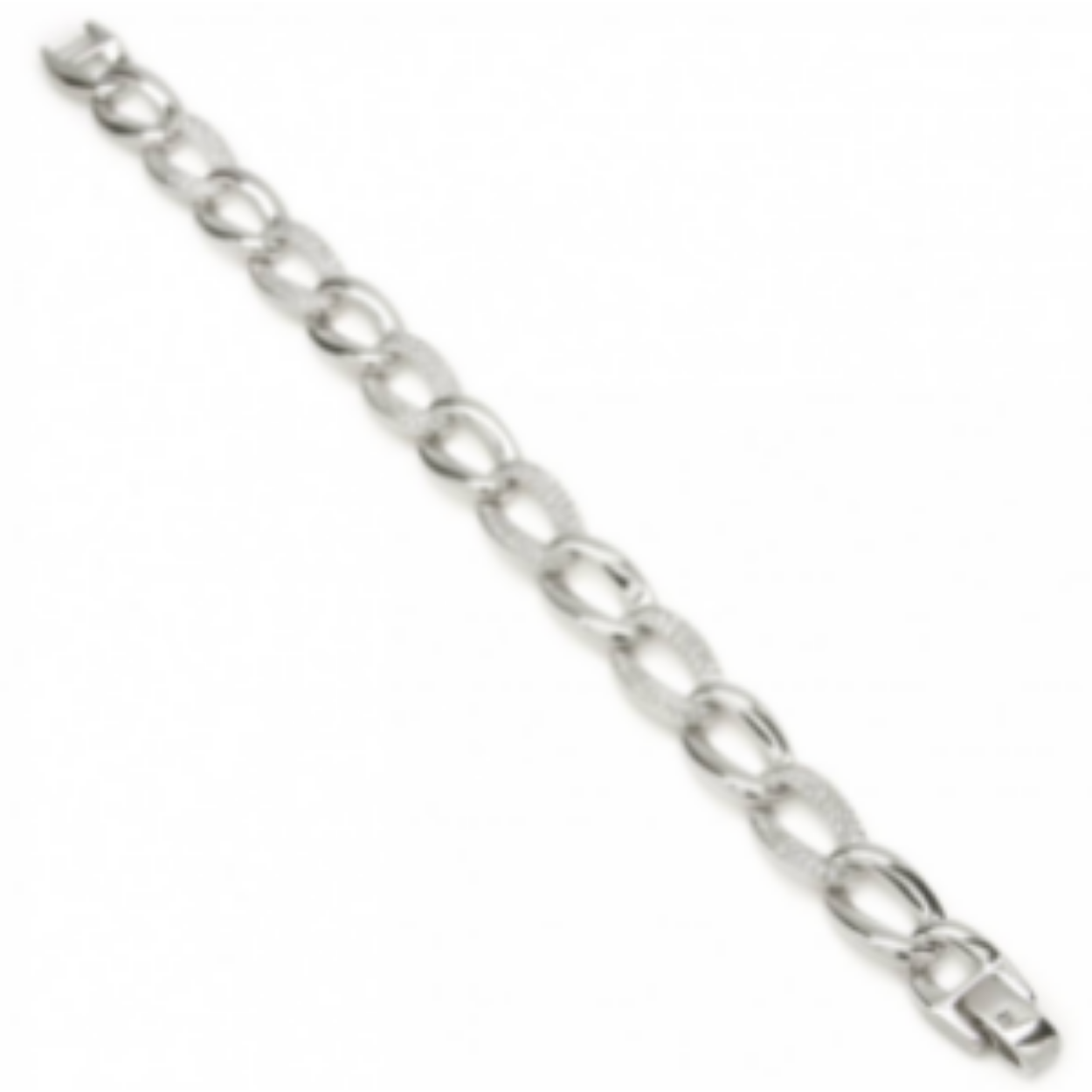 Zilveren armband met een gevlochten kettingmotief en een glad zilverpatroon gecombineerd met witte zirkonia.