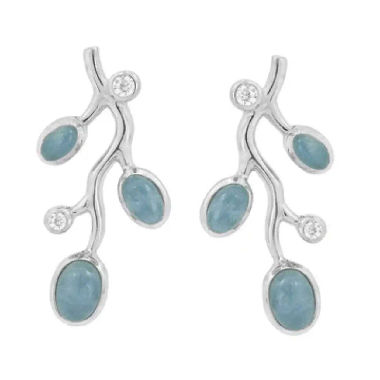 Deze sterling zilveren oorbellen zijn beide versierd met een 5 x3 mm, 6 x 4 mm en 7 x 5 mm aquamarijn. Daartussen bevinden zich een ronde 2 mm en een ronde 2,5 mm witte topaas. De lengte van de oorbellen is +/- 3 cm.
