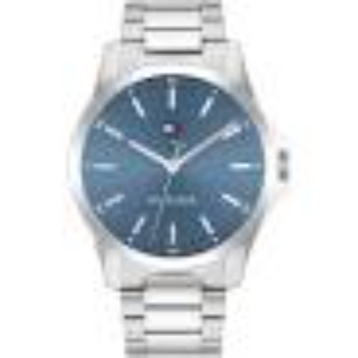 Tommy Hilfiger TH1710670 Horloge Heren Staal Zilverkleurig 43mm
Dit specifieke horloge van Tommy Hilfiger uit de Bruce serie met artikelnr: TH1710670 is een sportief herenhorloge die niet in je collectie mag ontbreken. Het stalen herenhorloge heeft een zilverkleurige ronde kast met een gladde bezel en een blauw geborstelde sunray wijzerplaat. Aan het horloge zit een zilverkleurige schakelband met een vouwsluiting. Het horloge heeft een mineraalglas, een doorsnee van 43mm en is 3ATM.  

Het merk:
Sinds de lancering van het merk in 1985 is Tommy Hilfiger wereldwijd bekend geworden als pionier van de klassieke Amerikaanse coole stijl. Geïnspireerd door de iconische popcultuur en het Amerikaanse erfgoed. De dames en herencollectie van dit seizoen bestaan uit minimalistische silhouetten en rustieke lederen details. De herenhorlogecollectie biedt iconische uurwerken met roestvrijstalen, lederen en siliconen banden.

Specificaties:
- Mineraalglas
- Ronde kast 43mm
- Zilverkleurige horlogekast
- Blauwe wijzerplaat 
- Zilverkleurige schakelband 
- 3ATM