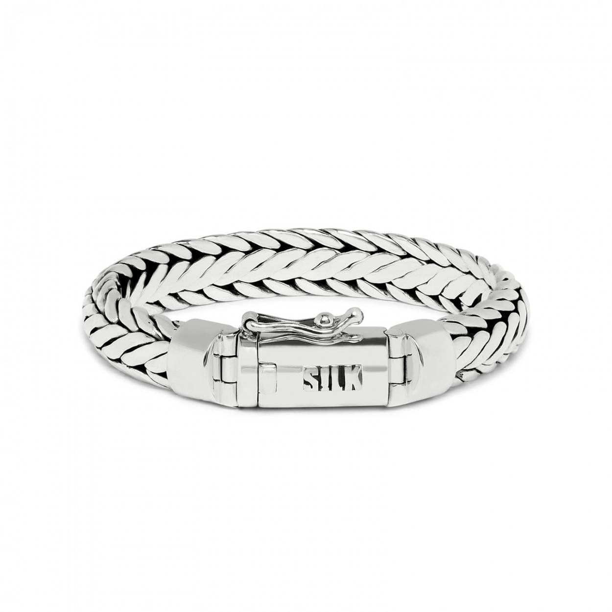Deze Balinees gevlochten zilveren armband is een echte favoriet. De band is ongeveer 7mm breed en siert zowel mooi aan mannen als vrouwen polsen. De armband combineert ook erg mooi naast een van de andere ronde armbanden uit de Zipp collection serie of met een leuk leren bandje uit de SILK collectie. De armband wordt in een mooie luxe geschenkverpakking verpakt. 
