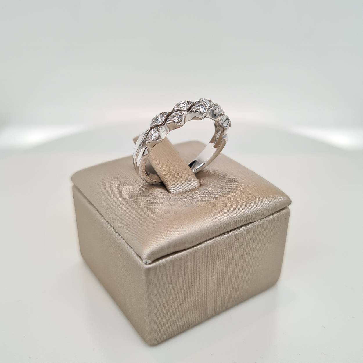 Prachtige 14krt witgouden ring met diamant 0,49 G Si1. De maat van de ring is 54 (17 1/4). Heeft u een andere maat, neem dan gerust contact met ons op.

Tevens leverbaar bijpassende oorsieraden.