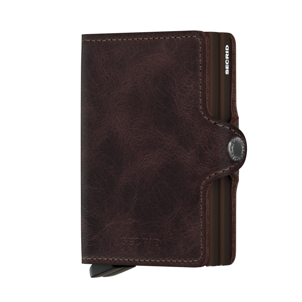 Twinwallet Vintage Chocolate is van gecorrigeerd leer, gemaakt in Nederland van Europese runderhuiden. Bezoek onze leerpagina voor meer informatie over leereigenschappen, ons productieproces en verzorgingsinstructies.

Draagt
8 verdikte of 12 platte kaarten
4 extra kaarten
Bankbiljetten
Visitekaartjes
Bonnetjes
Afmetingen en gewicht
70 x 102 x 25 mm
130 g
