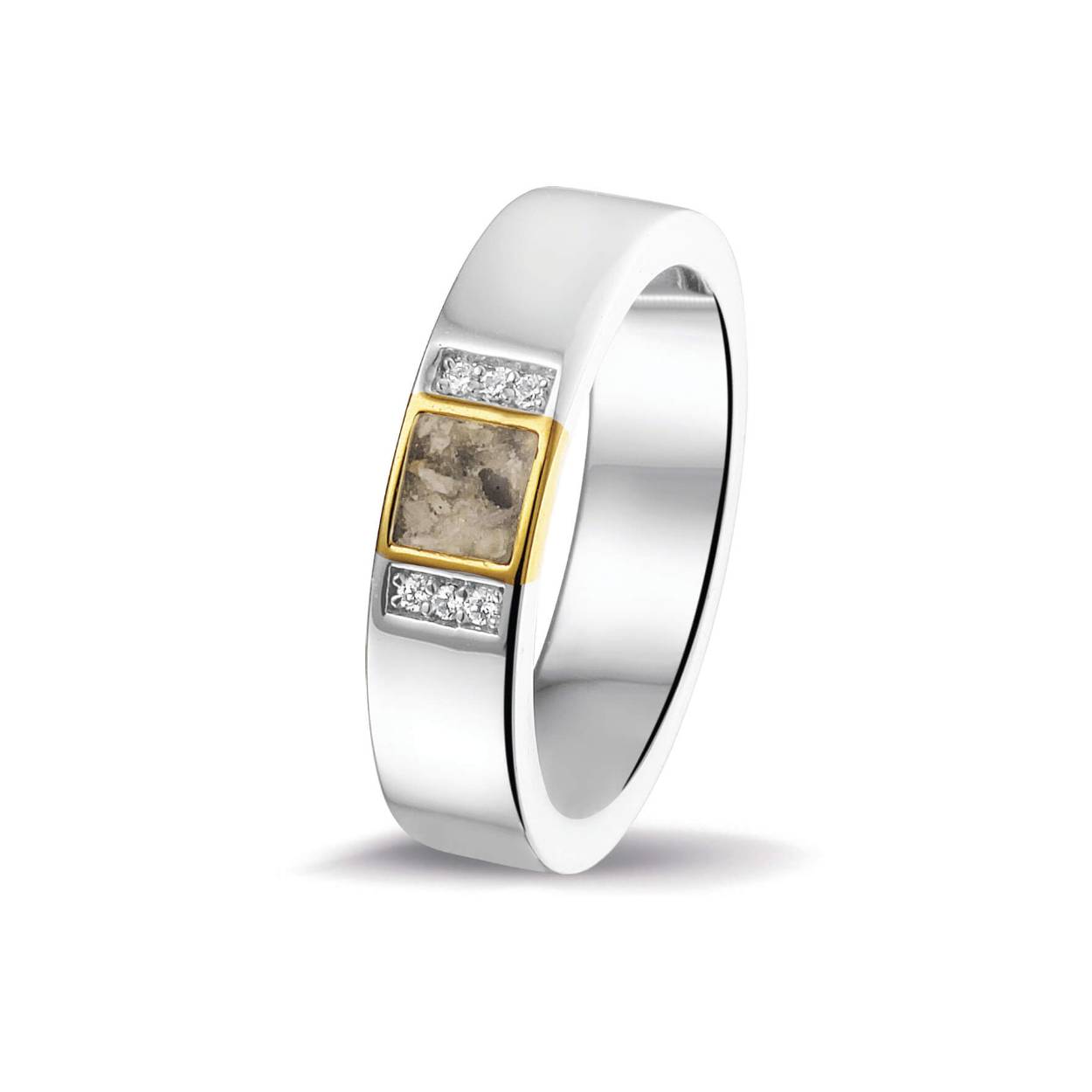 zilveren as ring met een geel gouden zetkastje.
Om het zetkastje heen zijn zirkonia's gezet.