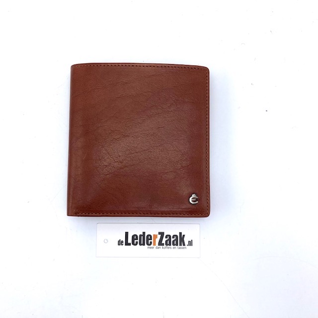 Luxe Hoge Billfold van Italiaans Halsleer met 16 Kaartvakken en Cardsafe Systeem

Deze hoogwaardige billfold is vervaardigd uit eerste klas Italiaans halsleer, bekend om zijn duurzaamheid, luxe uitstraling en het prachtige verouderingsproces. Een perfecte mix van vakmanschap en functionaliteit.

Met 16 vakjes voor bankkaarten biedt deze portemonnee volop ruimte voor al je belangrijke passen. Daarnaast beschikt hij over twee ruime briefgeldvakken én een geheim vak om biljetten discreet op te bergen.

Het ruime muntgeldvak zorgt voor extra gebruiksgemak, terwijl het gepatenteerde Cardsafe-systeem ervoor zorgt dat je kaarten altijd veilig zijn opgeborgen. Zelfs wanneer de portemonnee gesloten is, kunnen er geen belangrijke kaarten uitvallen of verloren gaan.

Afmetingen:

Hoogte: 12 cm

Breedte: 11 cm

Diepte: 1 cm

Een stijlvolle keuze voor wie alleen genoegen neemt met het beste in kwaliteit, veiligheid en design.