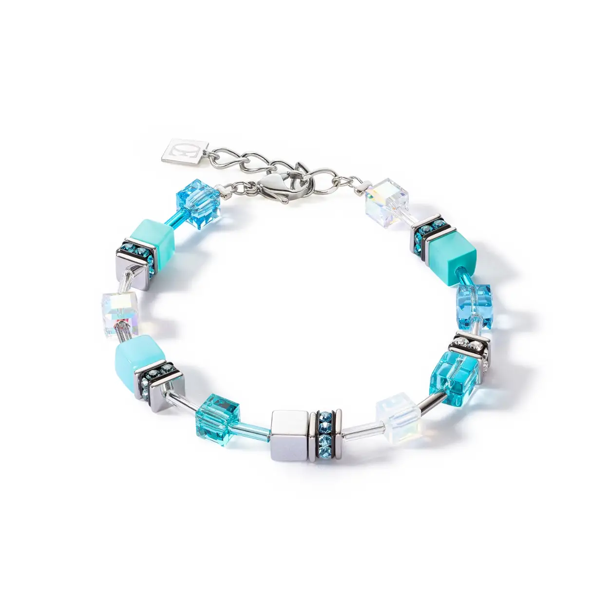 Het stralende turkoois en verfrissend blauw van deze prachtige armband voegen de perfecte kleur toe aan je look. Of het nu afzonderlijk of in een set is, de sieraden zijn echte blikvangers.

Handgemaakte armband gemaakt van hematiet, glas, synthetische tijgeroog, Swarovski kristallen, strass rondellen en roestvrij staal. De verlengketting maakt flexibel dragen mogelijk.