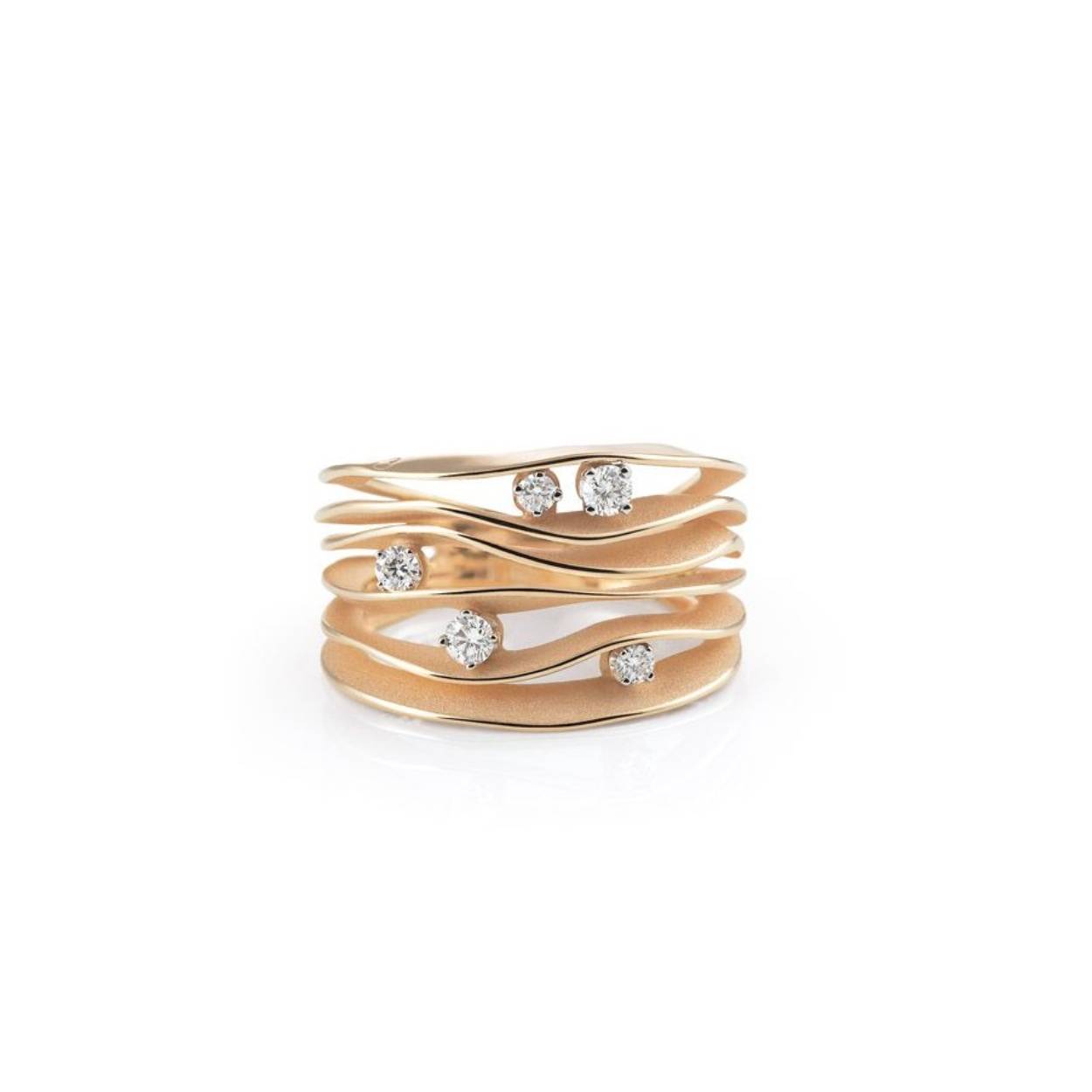 18krt gouden ring met diamant 0,28crt uit de Dune Collectie van AnnaMaria Cammilli. De kleur van de ring is orange apricot, een zachte oranje kleur, zo delicaat als de kleur van een abrikoos. Voor een verfijnde impact op de huid.

Ringmaat: 54 (17 1/4). Heeft u een andere maat, neem dan gerust contact met ons op.

Referentienummer: GAN0914J