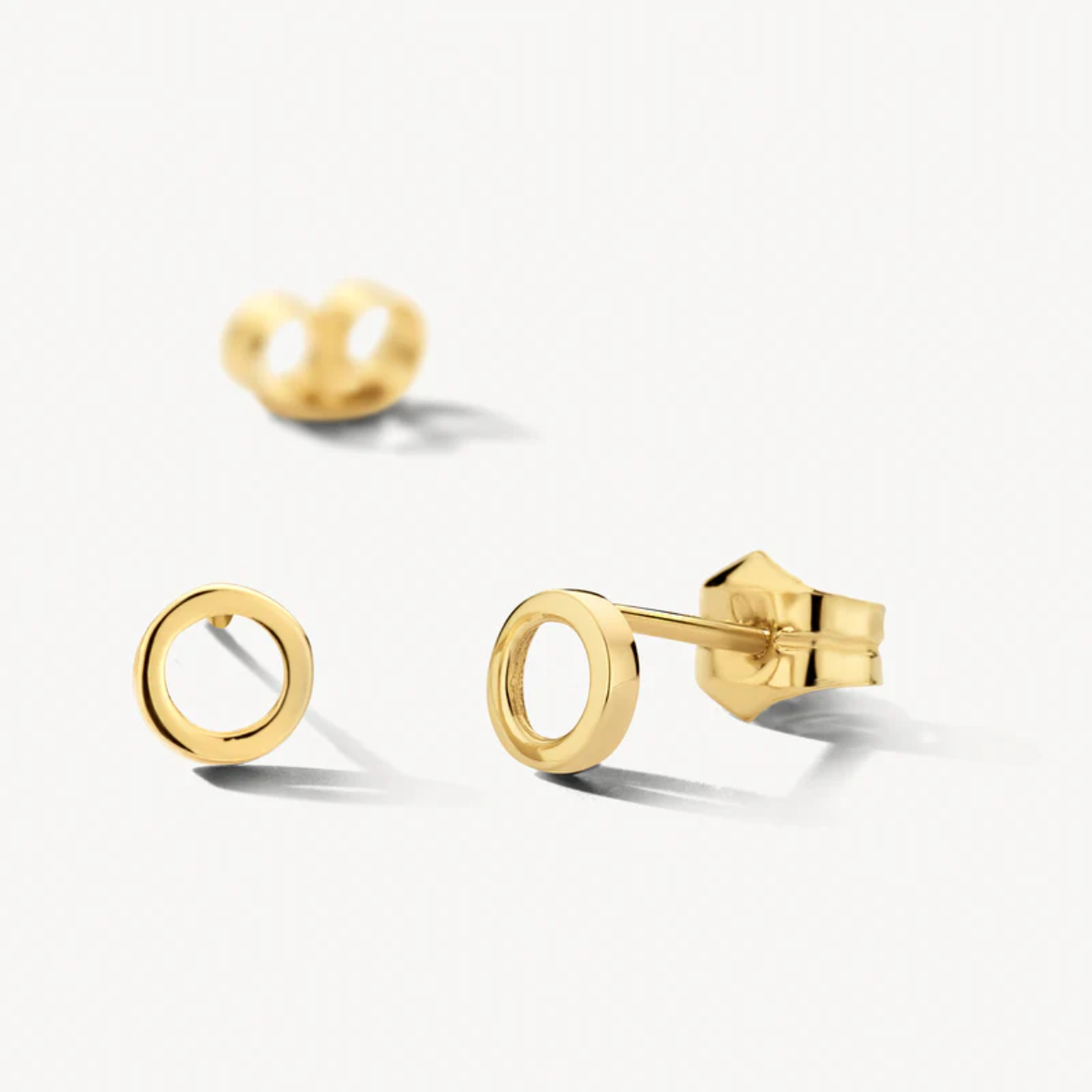 Deze prachtige blush gouden oorstekers hebben een elegant design met kleine rondjes. Ze zijn perfect voor een subtiele en stijlvolle look. Draag ze bij elke gelegenheid, van dag tot avond. De oorstekers zijn gemaakt van hoogwaardig materiaal en zullen niet verkleuren. Combineer ze met andere gouden sieraden voor een complete en verfijnde uitstraling.