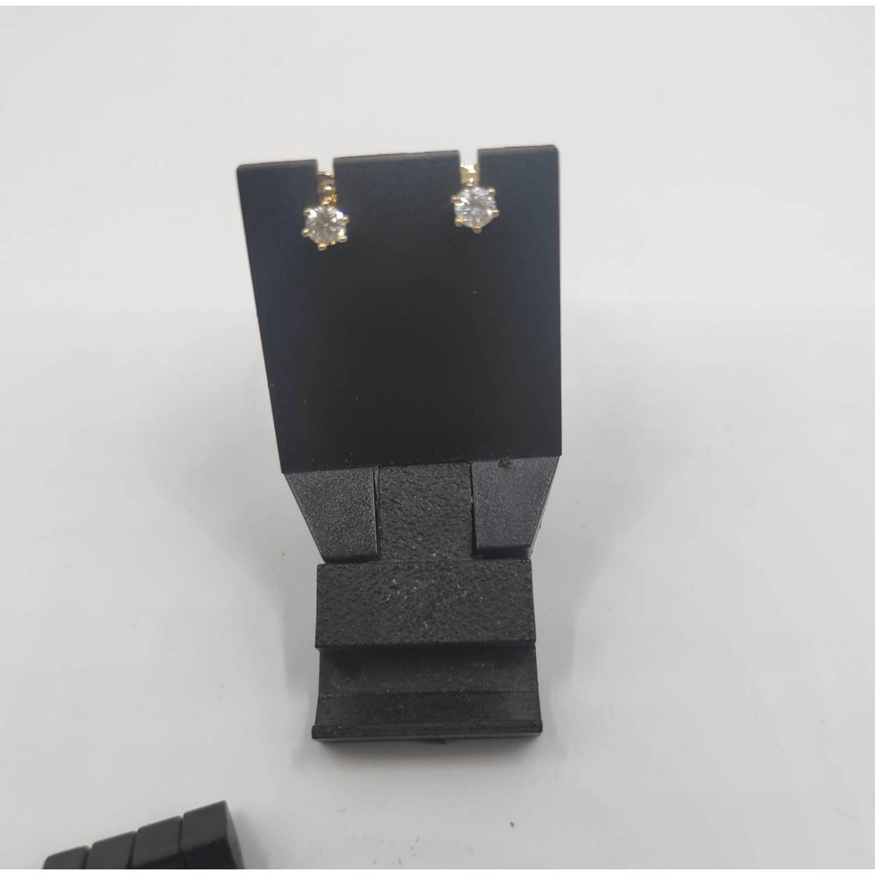 Gouden oorknoppen met diamant 0,10