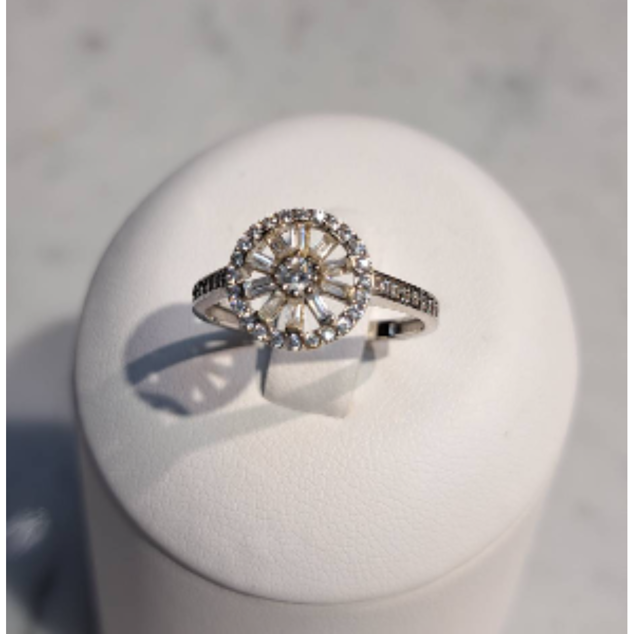 14 Karaat wit gouden fantasie ring bezet met zirkonia baguette en briljant geslepen. 