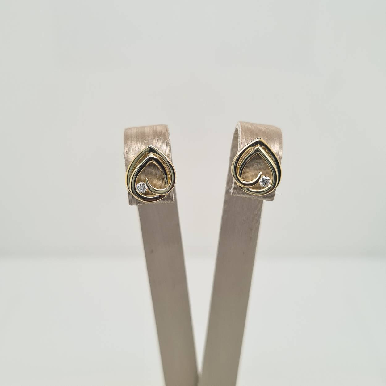 14krt geelgouden oorknoppen uitgevoerd met een schitterende diamant. De oorknoppen hebben een totale hoogte van 9.5mm.