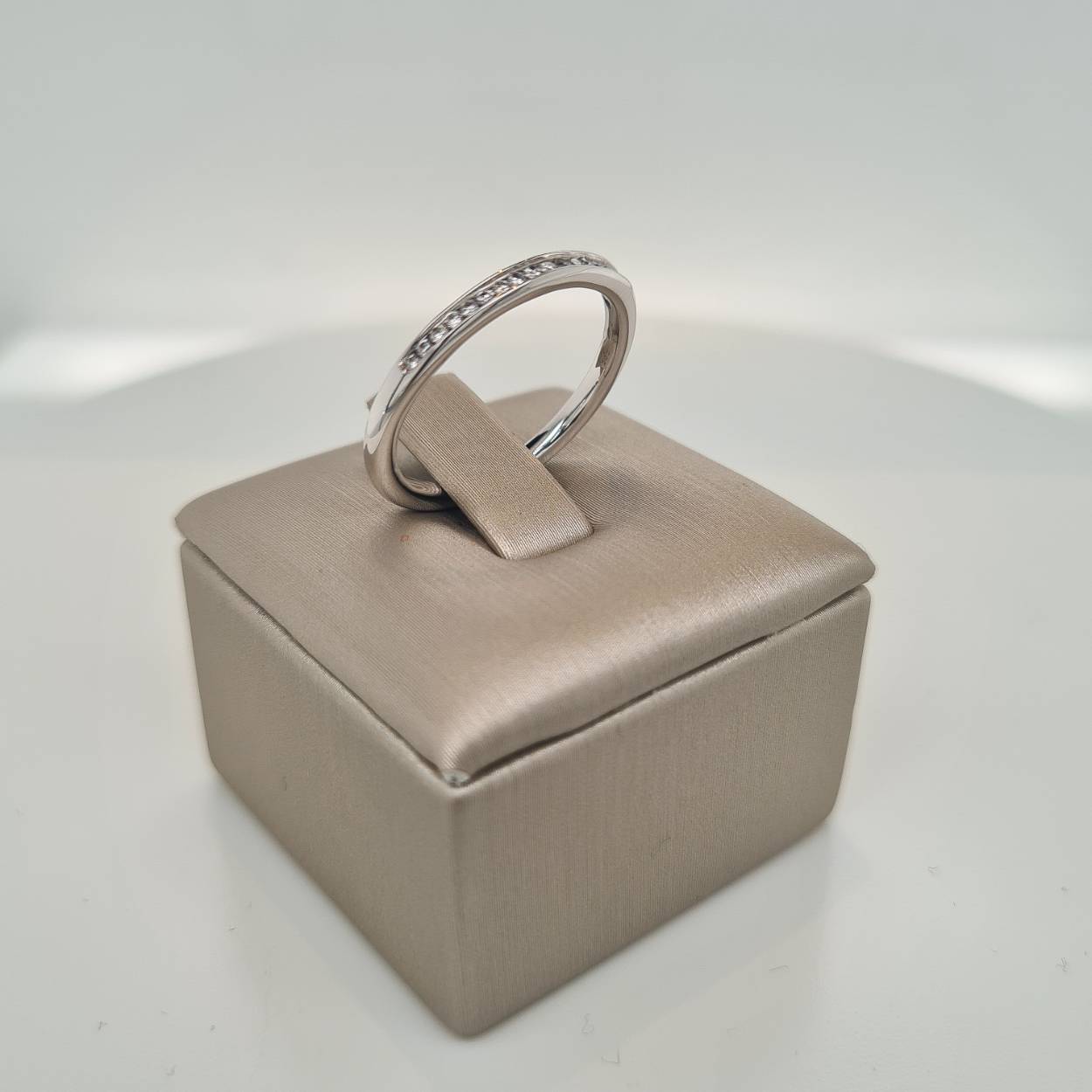 Prachtige 14krt witgouden ring met diamant, 0.12crt H Si.
De maat van de ring is 55 (17,5). Heeft u een andere maat, neem dan gerust contact met ons op.