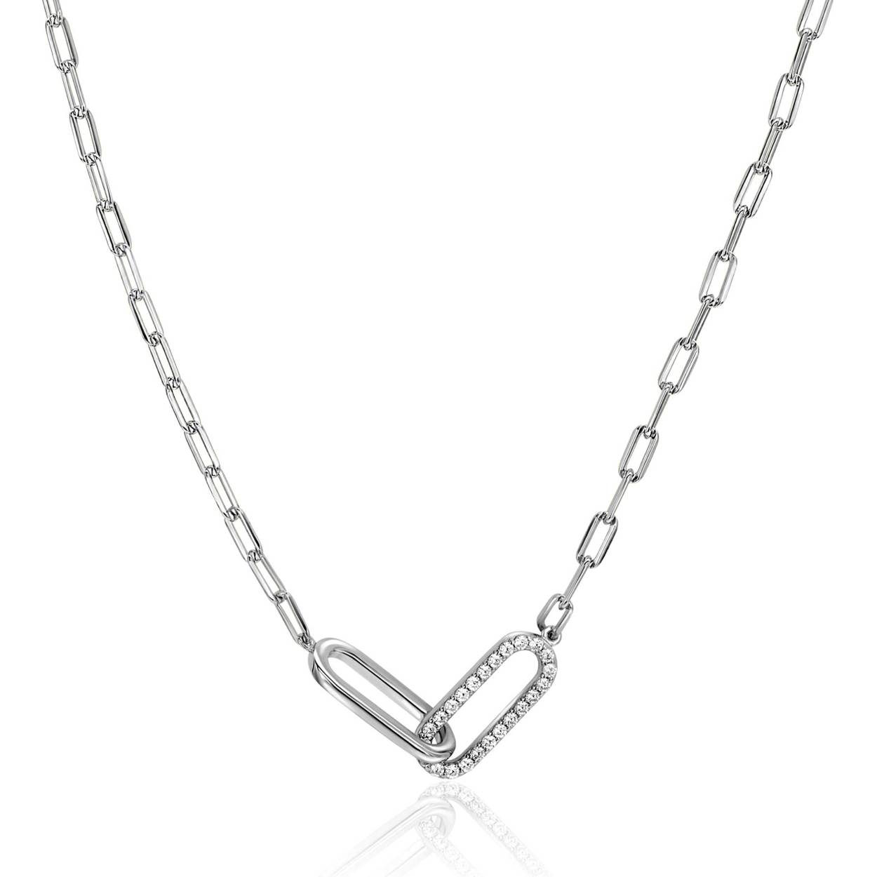 ZINZI zilveren paperclip schakelketting, waarbij in het midden twee open ovale schakels (7mm breed) met elkaar verbonden zijn. Eén ovale schakel is bezet met witte zirkonia's en de andere ovale schakel is glad. De lengte van de ketting is te variëren tussen 40cm en 45cm. Vervaardig van eerste gehalte zilver (925) en en voorzien van een extra rodiumlaag voor een langdurige glans.