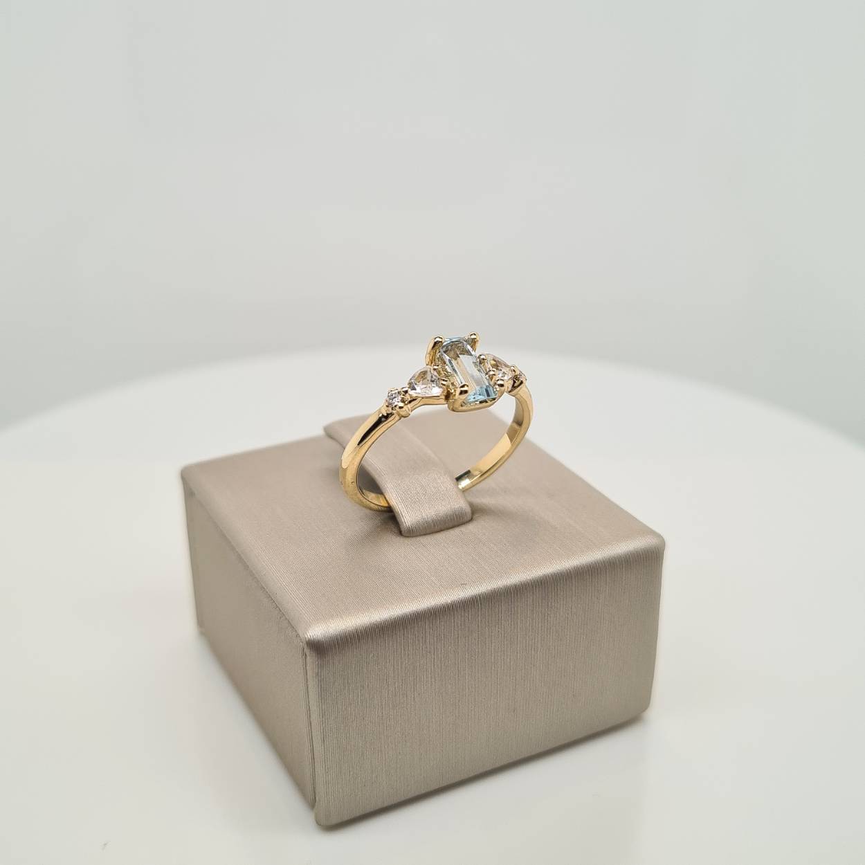 Prachtige 14 karaat gouden ring bezet met diamant. De maat van de ring is 52. 