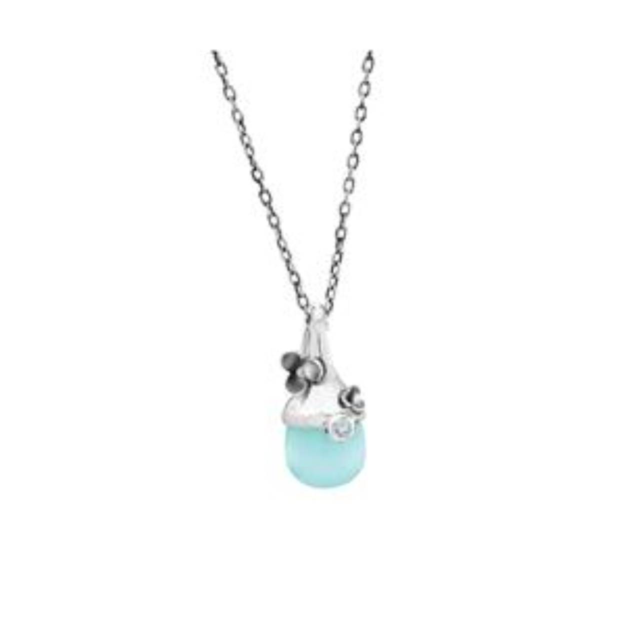 Deze sterling zilveren ketting kan op 42 en 45 cm gedragen worden. Aan de ketting hangt een 11 x 9 mm blauwe chalcedoon welke is afgewerkt met een zilveren bloemetje waar een 1 mm zirkonia in is geplaatst en een 2 mm blauwe topaas.