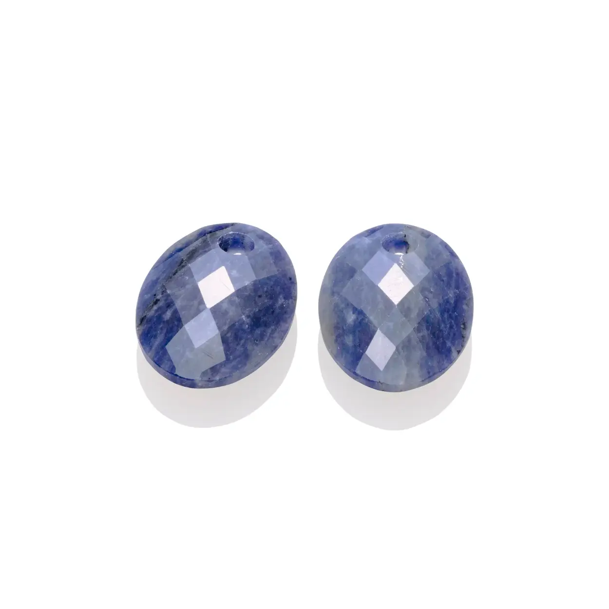 De Medium Oval oorbellen zijn gemaakt van echte Sodalite edelstenen in een prachtige ovalen vorm. Onze edelstenen worden met de hand vervaardigd en daarom is elke set oorbel edelstenen uniek.