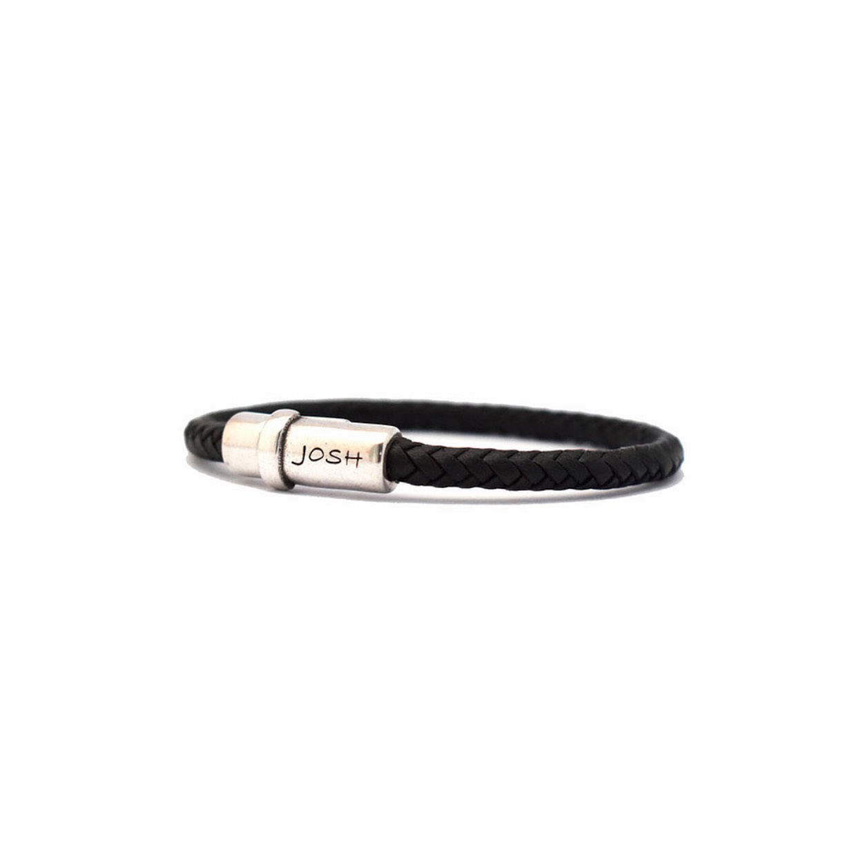 Dit is een prachtige Josh herenarmband gemaakt van metaal en leer. De kleuren van deze armband zijn zilver en zwart. De maat van dit sieraad is L (225mm).