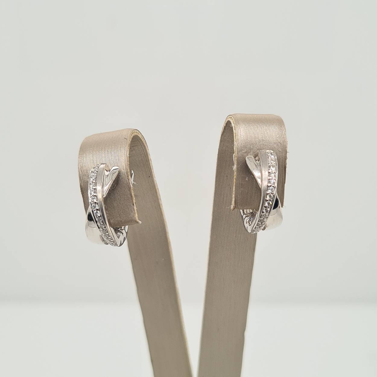 Prachtige 14 karaat witgouden oorbellen met diamant, 0.126crt.