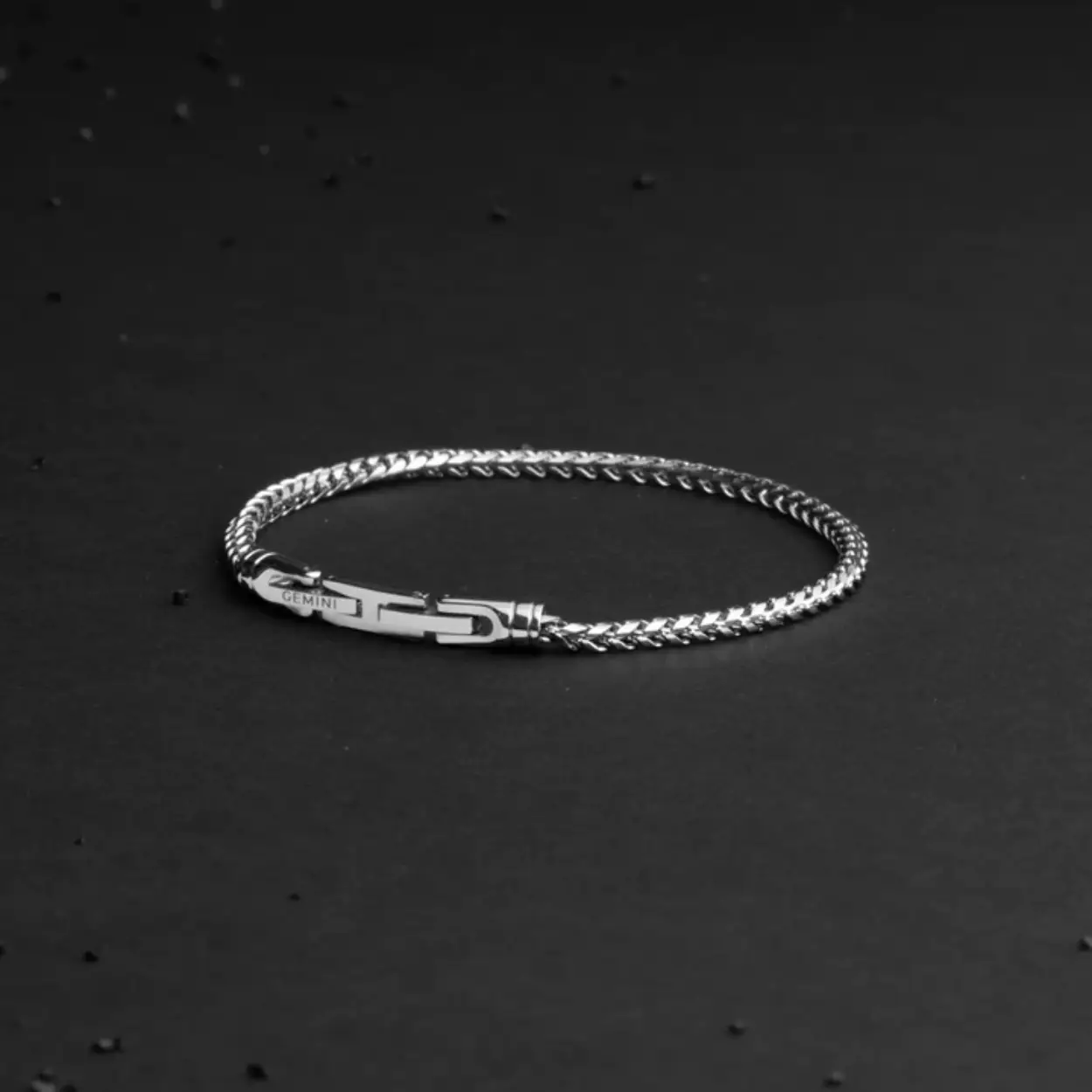 De Cito Silver armband is een prachtige 3mm vossenstaart armband met een op maat gemaakte sluiting. Hij is +-1 cm verstelbaar, dus je hoeft je niet al te veel zorgen te maken over de maatvoering.

De armband is gemaakt van duurzaam 316L roestvrij staal en is met de grootste zorg afgewerkt.