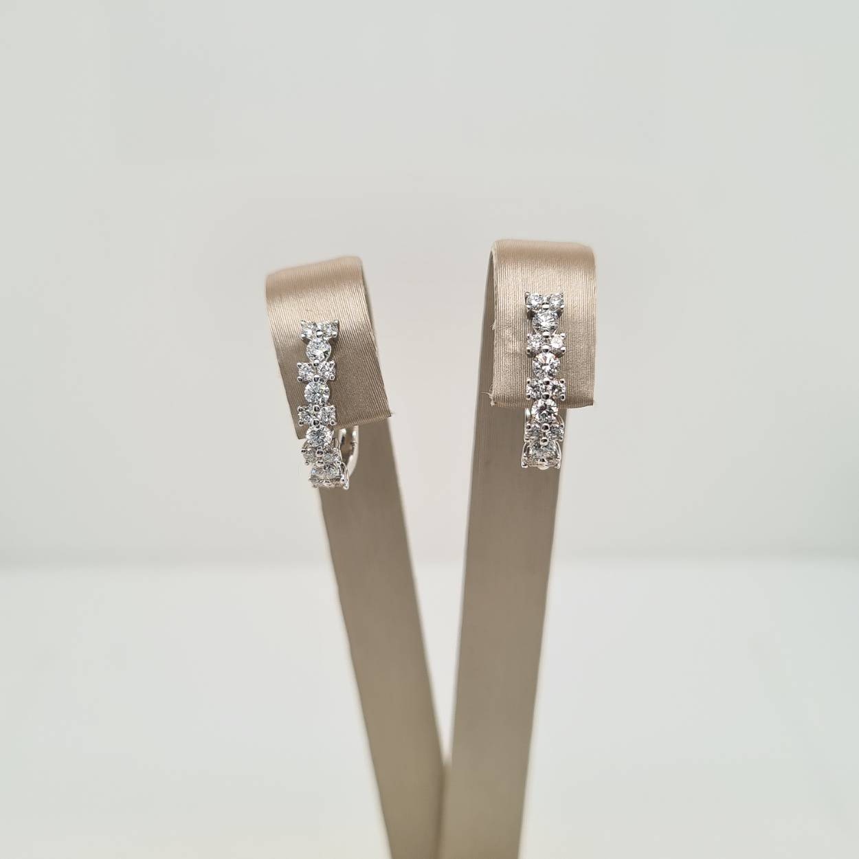 Prachtige 14 karaat witgouden oorbellen met diamant, 0,48crt G SI.