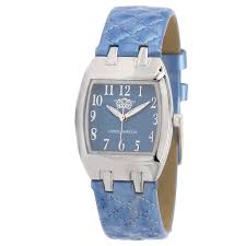 COOL WATCH HORLOGE MET EEN BLAUWE WIJZERPLAAT MET EEN AFBEELDING VAN EEN KROON. DE CIJFERS OP DE BLAUWE WIJZERPLAAT ZIJN ZILVERKLEURIG. HET IS EEN GLIMMEDE KAST EN DIE IS VIERKANT. OP DE BLAUWE BAND ZITTEN WITTE STIKSELS