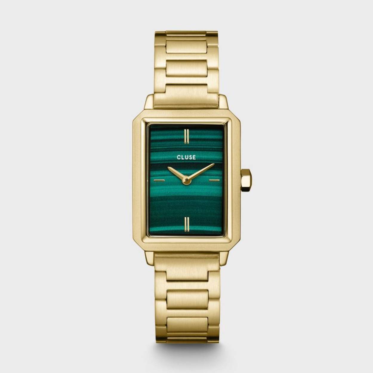 Gewaagd. Elegant. Verfijnd. Als je een statement wilt maken, is ons goudkleurig Fluette horloge met zijn groene wijzerplaat de perfecte keuze. Het horloge is ontworpen met een gepolijste kast van 30,6 mm en een klassieke edelstalen schakelarmband. Het accentueert een geprinte wijzerplaat in malachiet die alle ogen op zich zal richten. Met zijn unieke rechthoekige vorm en minimalistische flair hebben we deze blikvanger zorgvuldig ontworpen met een belangrijk doel voor ogen: een verfijnd horloge creëren met een sterke uitstraling. De maat van de horlogeband pas je makkelijk zelf aan. De klok tikt - het is tijd om je outfit af te werken met dit statement horloge!